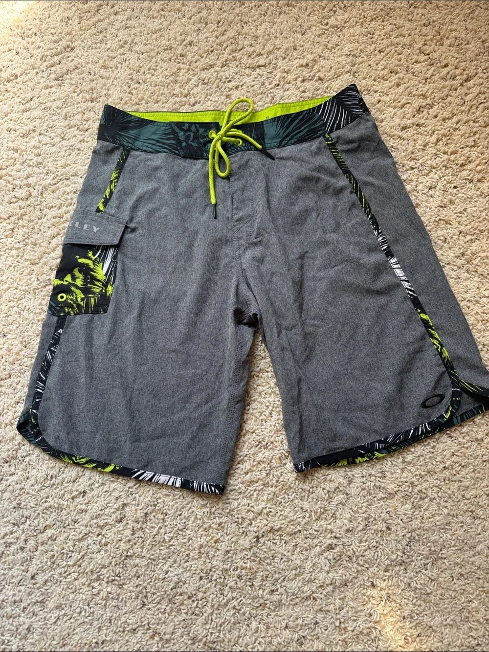 Oakley Men’s Gray Board Shorts with Neon Green Accents, Mens size 30 waist